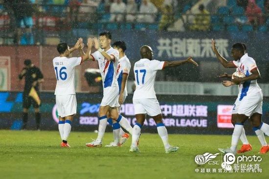 叶辰好奇的问他：那这位于大师现在在何处呢？刘家辉道：于大师从去年开始，就常年在外寻找天材地宝，前段时间玄机堂对外宣称，于大师在内地寻了一处仙缘洞府，开始闭关修行了。